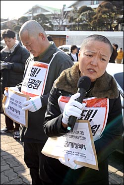 삭발을 마친 윤재호(열린우리당)·박현주(민주노동당) 합천군의원이 규탄 연설을 하고 있다. 